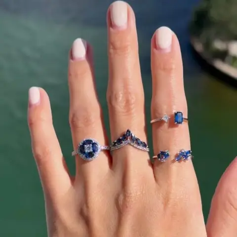 Cách Đeo Nhẫn Phong Thủy Cho Mệnh Thủy: Ngón Nào, Màu Sắc Và Loại Nhẫn Phù Hợp Cách Đeo Nhẫn Phong Thủy Cho Mệnh Thủy: Ngón Nào, Màu Sắc Và Loại Nhẫn Phù Hợp