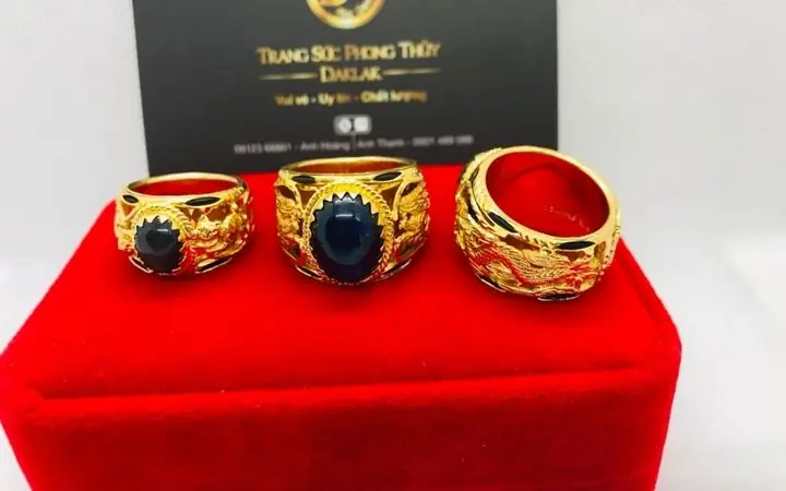 Cách Đeo Nhẫn Phong Thủy Cho Mệnh Thủy: Ngón Nào, Màu Sắc Và Loại Nhẫn Phù Hợp Cách Đeo Nhẫn Phong Thủy Cho Mệnh Thủy: Ngón Nào, Màu Sắc Và Loại Nhẫn Phù Hợp