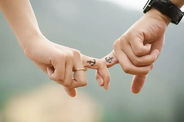 Giải Mã Giấc Mơ Thấy Đàn Ông Nắm Tay Mình: Ý Nghĩa Chi Tiết Và Cách Hiểu Sâu Sắc