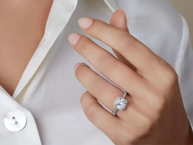 Giải Mã Giấc Mơ Thấy Mình Đeo Nhẫn Kim Cương: Điềm Báo Gì Và Đánh Con Gì? Giải Mã Giấc Mơ Thấy Mình Đeo Nhẫn Kim Cương: Điềm Báo Gì Và Đánh Con Gì?