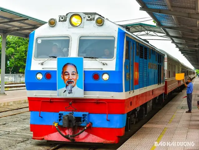 Giải Mã Chiêm Bao Thấy Mình Đi Tàu: Ý Nghĩa Điềm Báo Và Con Số May Mắn Cho Người Nằm Mơ