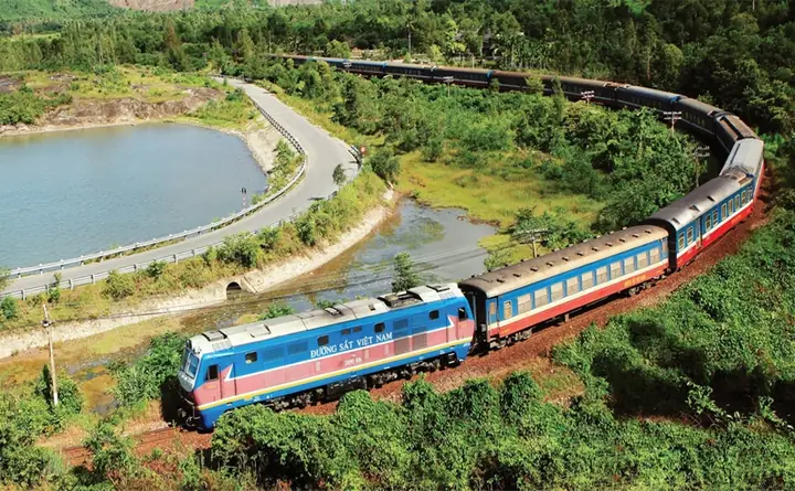 Giải Mã Chiêm Bao Thấy Mình Đi Tàu: Ý Nghĩa Điềm Báo Và Con Số May Mắn Cho Người Nằm Mơ