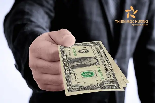 Giải Mã Giấc Mơ Thấy Người Thân Cho Tiền: Ý Nghĩa, Dự Báo Và Cách Giải Thích Chi Tiết