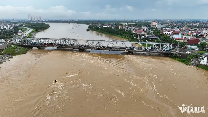 Giải Mã Ý Nghĩa Giấc Mơ Thấy Nước Chảy Cuồn Cuộn: Điềm Tốt Xấu Và Cách Đối Phó