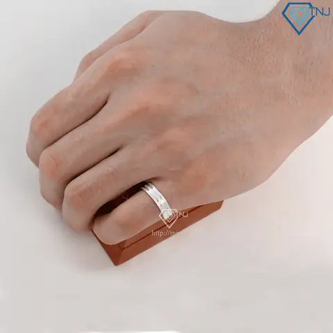 Mua Nhẫn Đeo Ngón Út: Hướng Dẫn Chọn Mẫu, Chất Liệu Và Ý Nghĩa Cho Mọi Phong Cách Mua Nhẫn Đeo Ngón Út: Hướng Dẫn Chọn Mẫu, Chất Liệu Và Ý Nghĩa Cho Mọi Phong Cách