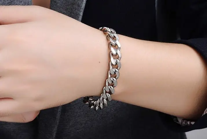 Nam Nên Đeo Lắc Tay Bên Nào? Hướng Dẫn Chi Tiết Về Phong Thủy, Tay Thuận Và Phong Cách