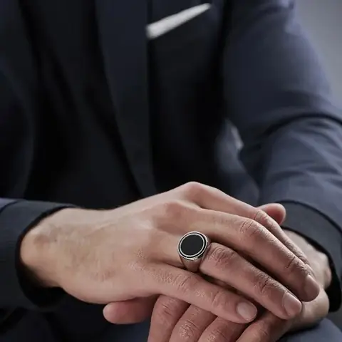 Giải Nghĩa Nam Đeo Nhẫn Ngón Út Tay Phải: Ý Nghĩa Phong Thủy, Cá Tính Và Cách Đeo Chuẩn Giải Nghĩa Nam Đeo Nhẫn Ngón Út Tay Phải: Ý Nghĩa Phong Thủy, Cá Tính Và Cách Đeo Chuẩn