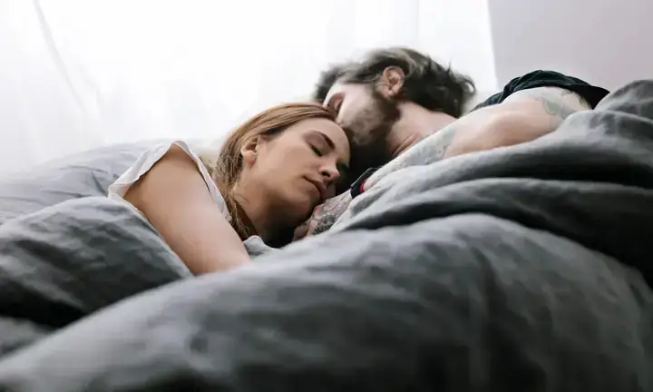 Nằm Mơ Thấy Cặp Đôi Yêu Nhau: Ý Nghĩa, Cách Giải Mã Và Những Gì Bạn Nên Chú Ý