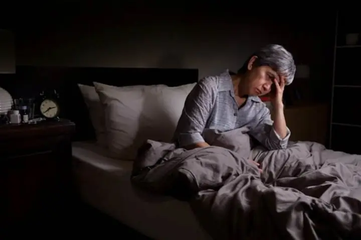 Nằm Mơ Thấy Đông Người: Giải Mã Ý Nghĩa Điềm Báo Và Con Số May Mắn Liên Quan