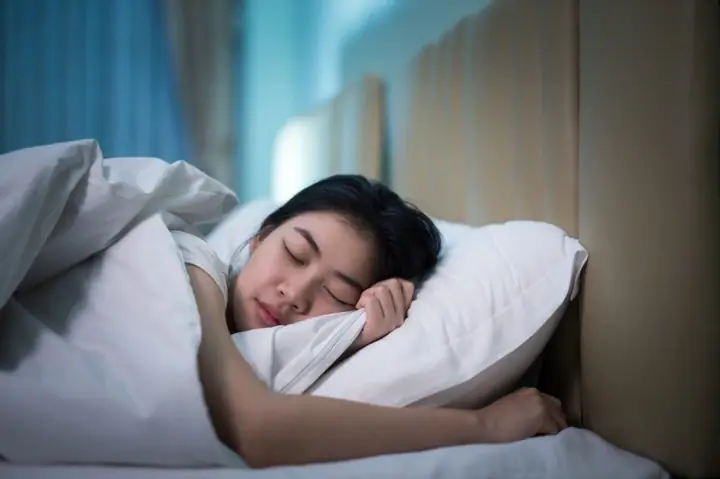 Nằm Mơ Thấy Đông Người: Giải Mã Ý Nghĩa Điềm Báo Và Con Số May Mắn Liên Quan
