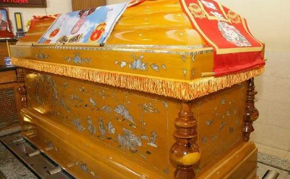 Giải Mã Giấc Mơ Thấy Quan Tài Màu Vàng: Ý Nghĩa, Điềm Báo Và Con Số May Mắn