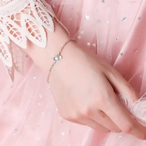 Nên Đeo Lắc Tay Bên Nào Theo Phong Thủy Và Quan Điểm Hiện Nay? Nên Đeo Lắc Tay Bên Nào Theo Phong Thủy Và Quan Điểm Hiện Nay?