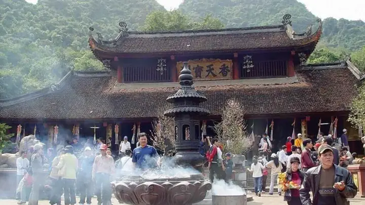 Nguồn Gốc Và Lịch Sử Hình Thành Lễ Hội Chùa Hương: Từ Truyền Thuyết Tới Hiện Thực Nguồn Gốc Và Lịch Sử Hình Thành Lễ Hội Chùa Hương: Từ Truyền Thuyết Tới Hiện Thực