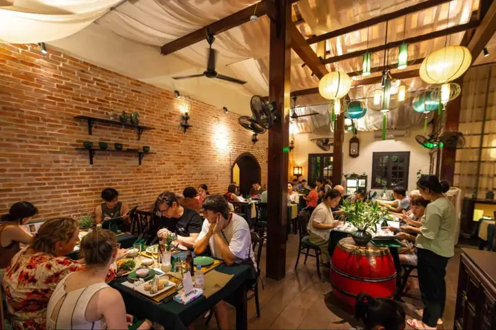 Gợi Ý Những Nhà Hàng Truyền Thống Việt Nam Nổi Bật Tại Hà Nội Và Sài Gòn Cho Thực Khách Yêu Ẩm Thực Quê Hương