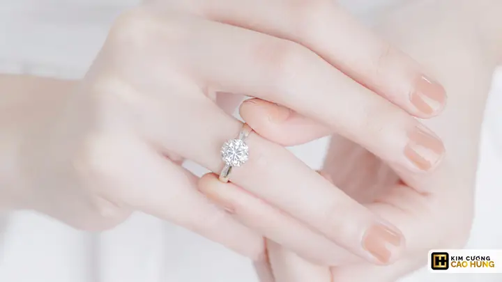 Top 10 Mẫu Nhẫn 1 Hột Đơn Giản 2026: Định Nghĩa, Cách Chọn Và Bảo Quản Cho Người Yêu