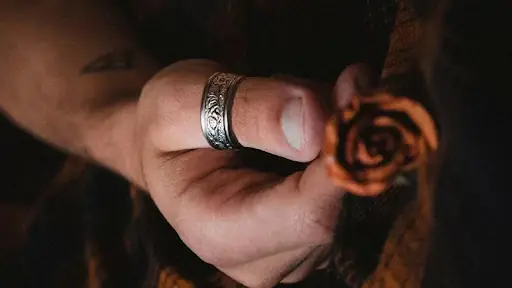 Khám Phá Ý Nghĩa Và Tiêu Chí Chọn Nhẫn Bạc Đeo Ngón Cái Nam Chuẩn Phong Cách Khám Phá Ý Nghĩa Và Tiêu Chí Chọn Nhẫn Bạc Đeo Ngón Cái Nam Chuẩn Phong Cách