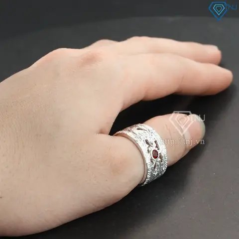 Khám Phá Ý Nghĩa Và Tiêu Chí Chọn Nhẫn Bạc Đeo Ngón Cái Nam Chuẩn Phong Cách Khám Phá Ý Nghĩa Và Tiêu Chí Chọn Nhẫn Bạc Đeo Ngón Cái Nam Chuẩn Phong Cách