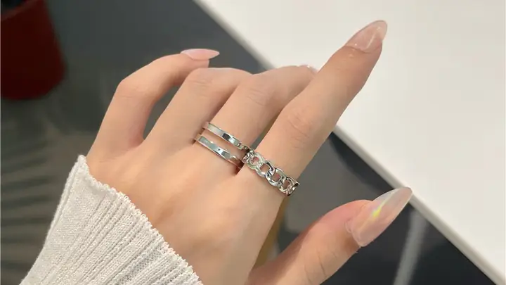 Nhẫn Bạc Đeo Ngón Trỏ: Ý Nghĩa, Phong Cách Và Cách Chọn Cho Phụ Nữ Nhẫn Bạc Đeo Ngón Trỏ: Ý Nghĩa, Phong Cách Và Cách Chọn Cho Phụ Nữ