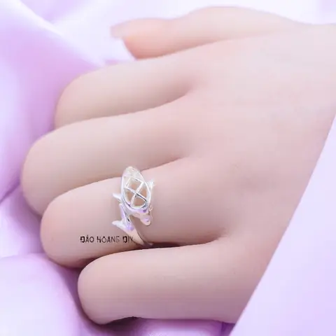 Giải Nghĩa Nhẫn Cá Heo: Biểu Tượng May Mắn Và Thông Điệp Ý Nghĩa Cho Người Đeo Giải Nghĩa Nhẫn Cá Heo: Biểu Tượng May Mắn Và Thông Điệp Ý Nghĩa Cho Người Đeo