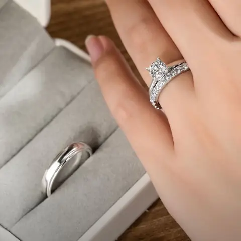 Phân Biệt Nhẫn Cầu Hôn Và Nhẫn Đính Hôn Khác Nhau Thế Nào Cho Người Sắp Kết Hôn Phân Biệt Nhẫn Cầu Hôn Và Nhẫn Đính Hôn Khác Nhau Thế Nào Cho Người Sắp Kết Hôn