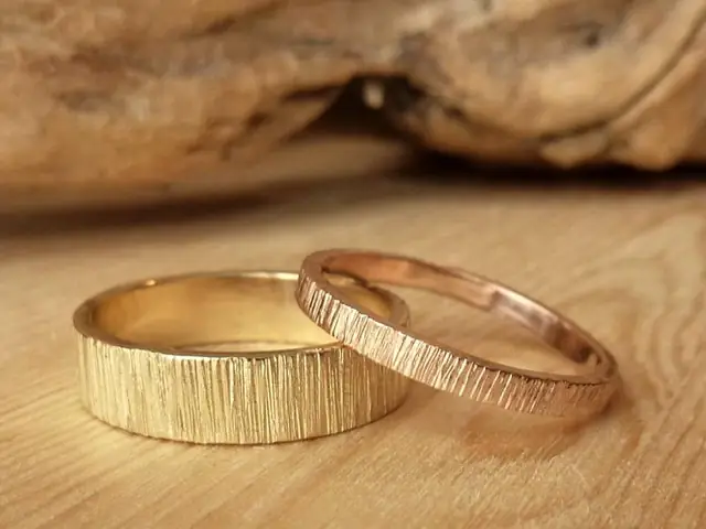 Nhẫn Cưới Bằng Vàng Ta: Ý Nghĩa, Cách Chọn Và So Sánh Với Vàng Tây Nhẫn Cưới Bằng Vàng Ta: Ý Nghĩa, Cách Chọn Và So Sánh Với Vàng Tây