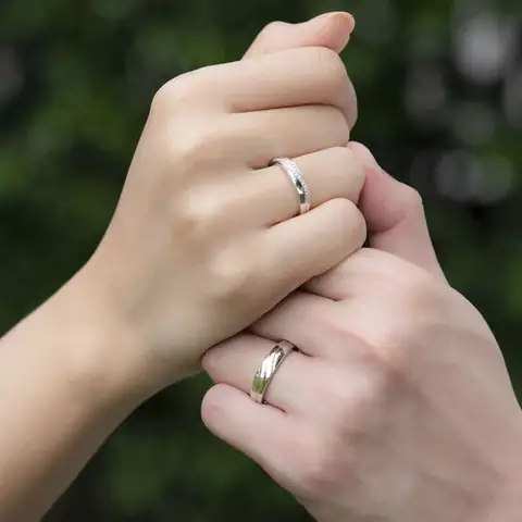 Cách Đeo Nhẫn Cưới Đúng Ngón Nào Tay Nào Theo Phong Tục Và Quan Niệm Cách Đeo Nhẫn Cưới Đúng Ngón Nào Tay Nào Theo Phong Tục Và Quan Niệm