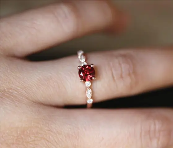 Nhẫn Cưới Gắn Đá Quý: Ý Nghĩa, Cách Chọn Và Bảo Quản Cho Cặp Đôi Hiện Đại Nhẫn Cưới Gắn Đá Quý: Ý Nghĩa, Cách Chọn Và Bảo Quản Cho Cặp Đôi Hiện Đại