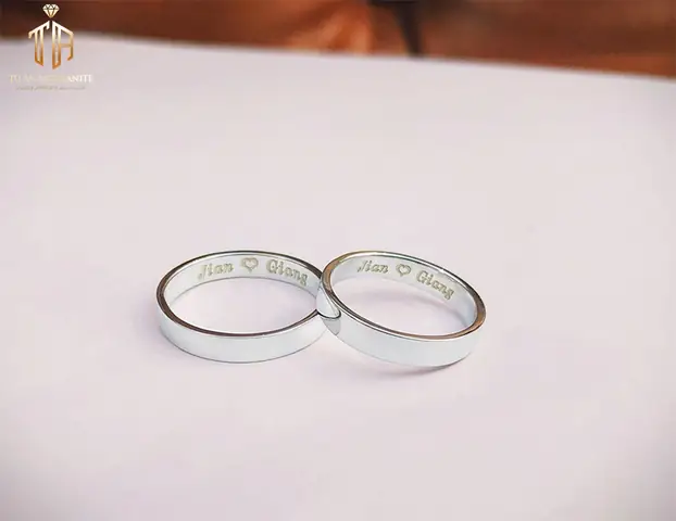 Nhẫn Cưới Trơn Khắc Tên: Hướng Dẫn Chọn Mẫu, Cách Khắc Và Lưu Ý Cho Cặp Đôi Nhẫn Cưới Trơn Khắc Tên: Hướng Dẫn Chọn Mẫu, Cách Khắc Và Lưu Ý Cho Cặp Đôi