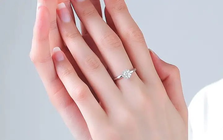 Giải Mã Ý Nghĩa Đeo Nhẫn Ngón Giữa Cho Nữ Và Cách Chọn Nhẫn Phù Hợp Giải Mã Ý Nghĩa Đeo Nhẫn Ngón Giữa Cho Nữ Và Cách Chọn Nhẫn Phù Hợp
