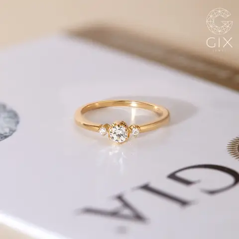 Nhẫn Đính Hôn Vàng 18k: Giá, Thiết Kế & Hướng Dẫn Chọn Mua Cho Người Đang Cưới