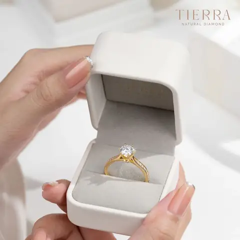 Nhẫn Đính Hôn Vàng 18k: Giá, Thiết Kế & Hướng Dẫn Chọn Mua Cho Người Đang Cưới