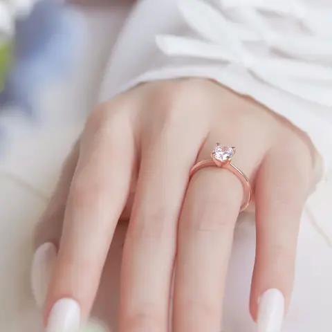 Nhẫn Đính Hôn Vàng 18k: Giá, Thiết Kế & Hướng Dẫn Chọn Mua Cho Người Đang Cưới