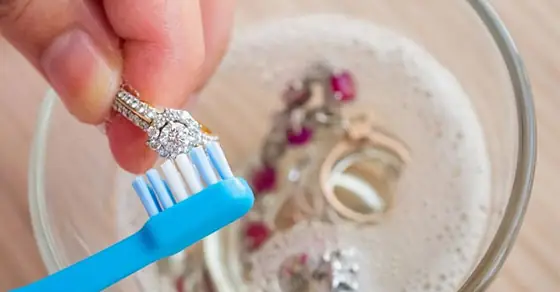 Giải Đáp Nhẫn Inox Có Bị Đen Không Và Mẹo Làm Sáng Khi Xỉn Màu Giải Đáp Nhẫn Inox Có Bị Đen Không Và Mẹo Làm Sáng Khi Xỉn Màu