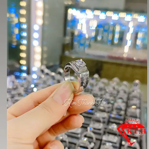 Khám Phá Nhẫn Nam Vàng 18k Hột Trắng: Mẫu Mã, Giá Và Địa Chỉ Mua Uy Tín Cho Phái Mạnh
