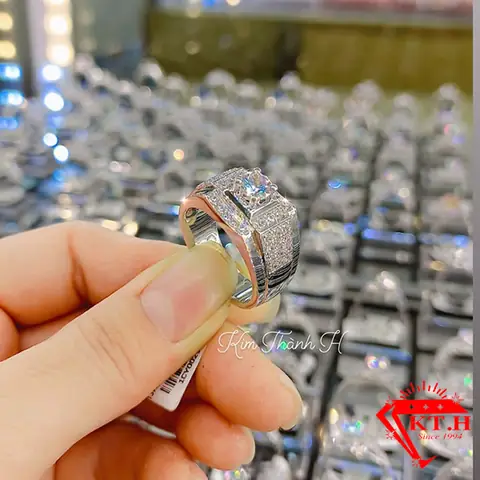 Tham Khảo Nhẫn Nam Vàng Trắng Đơn Giản: Các Mẫu Tối Giản Cho Quý Ông Lịch Lãm Tham Khảo Nhẫn Nam Vàng Trắng Đơn Giản: Các Mẫu Tối Giản Cho Quý Ông Lịch Lãm
