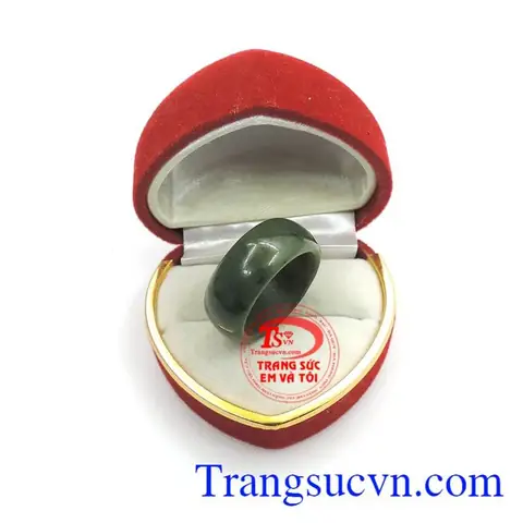 Giải Mã Ý Nghĩa Phong Thủy Và Cách Chọn Nhẫn Ngọc Bích Đeo Ngón Út
