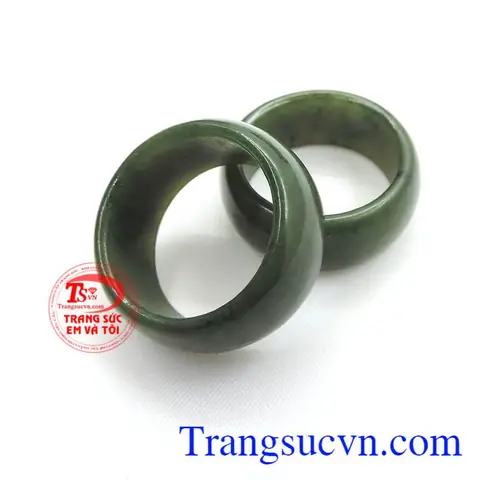 Giải Mã Ý Nghĩa Phong Thủy Và Cách Chọn Nhẫn Ngọc Bích Đeo Ngón Út