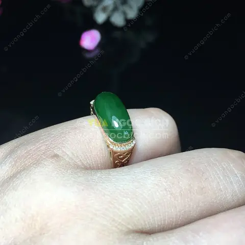 Giải Mã Ý Nghĩa Phong Thủy Và Cách Chọn Nhẫn Ngọc Bích Đeo Ngón Út
