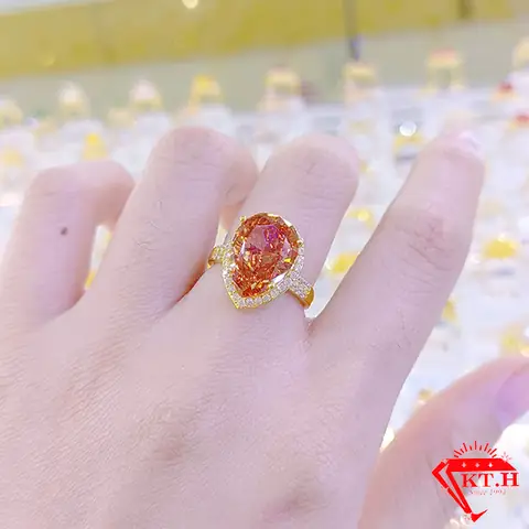 Khám Phá Nhẫn Vàng Ta Mặt Đá Nữ: Các Mẫu Thiết Kế Và Bảng Giá Chi Tiết