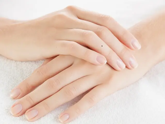 Giải Mã Ý Nghĩa Nốt Ruồi Trên Ngón Đeo Nhẫn: Tốt Hay Xấu, Tình Duyên Và Vận Mệnh Giải Mã Ý Nghĩa Nốt Ruồi Trên Ngón Đeo Nhẫn: Tốt Hay Xấu, Tình Duyên Và Vận Mệnh