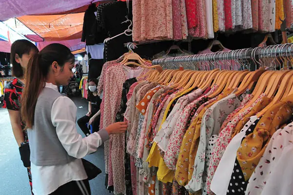 Lấy Quần Áo Giá Sỉ Tại Chợ Tân Bình: 4 Kinh Nghiệm Đạt Giá Rẻ & An Toàn Lấy Quần Áo Giá Sỉ Tại Chợ Tân Bình: 4 Kinh Nghiệm Đạt Giá Rẻ & An Toàn