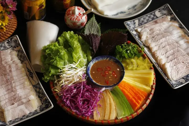 Tổng Hợp Những Quán Bánh Tráng Cuốn Thịt Heo Ngon Ở Đà Nẵng: Địa Chỉ Chuẩn Vị Cho Người Sành Ăn