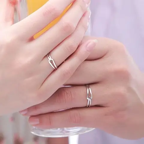 Giải Mã Vì Sao Đeo Nhẫn Ngón Áp Út Lại Gắn Liền Với Tình Yêu Và Hôn Nhân Giải Mã Vì Sao Đeo Nhẫn Ngón Áp Út Lại Gắn Liền Với Tình Yêu Và Hôn Nhân