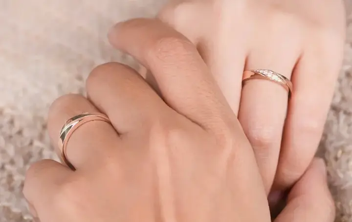 Giải Mã Vì Sao Đeo Nhẫn Ngón Áp Út Lại Gắn Liền Với Tình Yêu Và Hôn Nhân Giải Mã Vì Sao Đeo Nhẫn Ngón Áp Út Lại Gắn Liền Với Tình Yêu Và Hôn Nhân