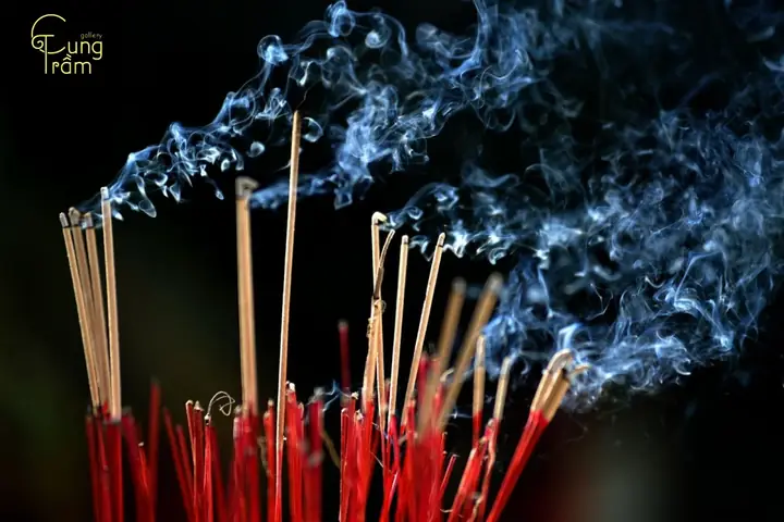 Giải Mã Điềm Báo Tàn Nhang Thẳng Đứng Trong Quan Niệm Dân Gian Giải Mã Điềm Báo Tàn Nhang Thẳng Đứng Trong Quan Niệm Dân Gian