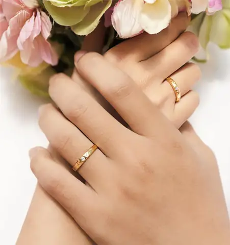 Giải Đáp: Con Gái Đeo Nhẫn Cưới Tay Nào Đúng Nhất Theo Truyền Thống Và Phong Thủy