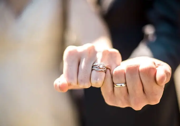 Giải Đáp: Con Gái Đeo Nhẫn Cưới Tay Nào Đúng Nhất Theo Truyền Thống Và Phong Thủy