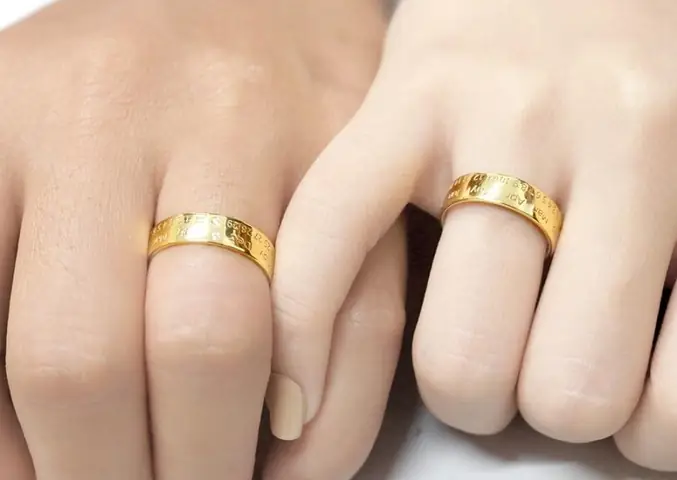 Giải Đáp: Con Gái Đeo Nhẫn Cưới Tay Nào Đúng Nhất Theo Truyền Thống Và Phong Thủy