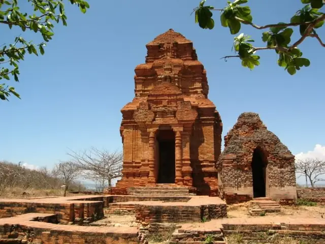 Khám Phá Tháp Po Sah Inư (tháp Chàm Poshanư) Bình Thuận: Kiến Trúc Chăm Cổ Và Hướng Dẫn Tham Quan Khám Phá Tháp Po Sah Inư (tháp Chàm Poshanư) Bình Thuận: Kiến Trúc Chăm Cổ Và Hướng Dẫn Tham Quan