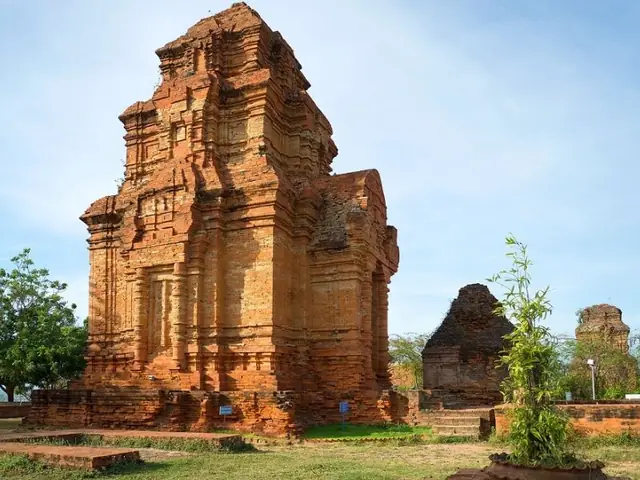 Khám Phá Tháp Po Sah Inư (tháp Chàm Poshanư) Bình Thuận: Kiến Trúc Chăm Cổ Và Hướng Dẫn Tham Quan Khám Phá Tháp Po Sah Inư (tháp Chàm Poshanư) Bình Thuận: Kiến Trúc Chăm Cổ Và Hướng Dẫn Tham Quan